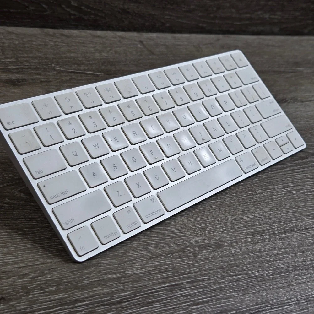 Apple Magic Keyboard Wireless Bluetooth Silver White A1644 MLA22LL/A Needs Batt